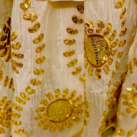 Embroidered shirt ,dupatta and lehanga - Picture 3 of 7